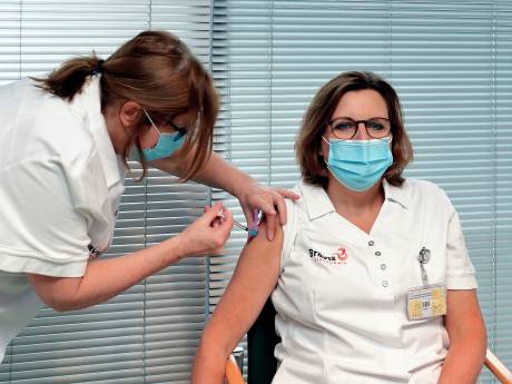 Eerste vaccinaties in West-Brabant bij Bravis: ‘Dit is het begin van een echte oplossing’