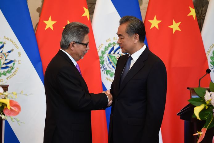Carlos Castaneda, de minister van Buitenlandse Zaken van El Salvador, schudt de hand van zijn Chinese collega.