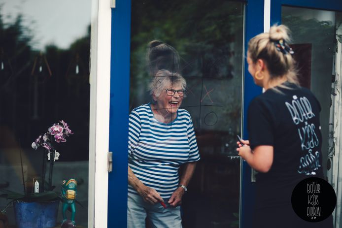 Om de strijd met eenzaamheid aan te gaan roept stichting 10,000 Hours jongeren op raamspelletjes te spelen met ouderen.