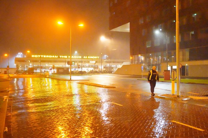 De toegangsweg naar Rotterdam The Hague Airport is ontruimd vanwege een reeële dreiging.