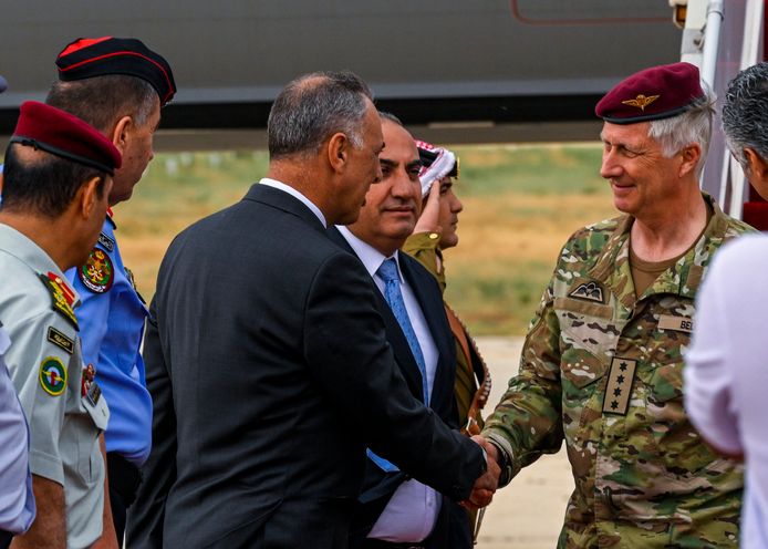 Filip wordt na zijn landing op de landingsbaan verwelkomd door Jordaanse officials.