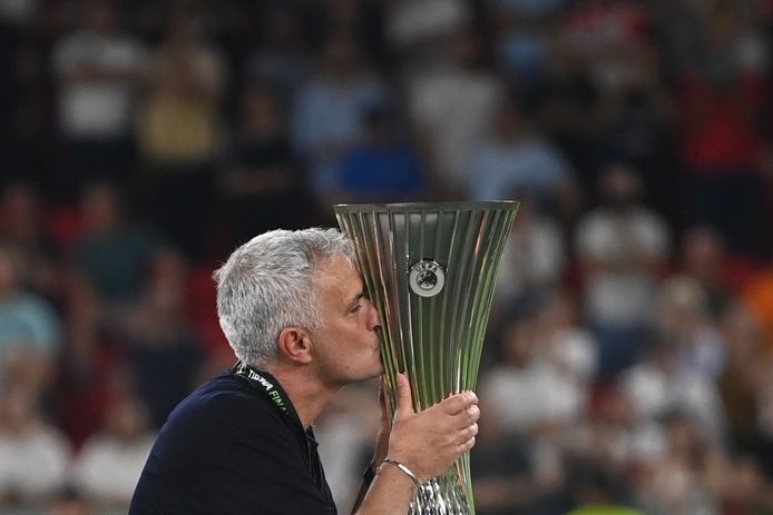 José Mourinho kust de Conference League-trofee.