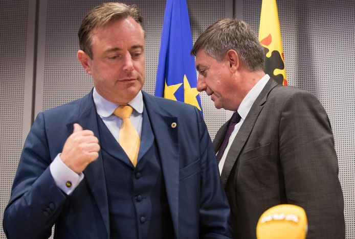 Bart De Wever (N-VA) gaf de fakkel vanmiddag door aan Jan Jambon als Vlaams formateur.