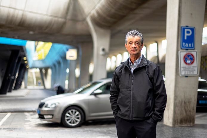 Jan Verniers bij de taxistandplaats op Arnhem Centraal.
