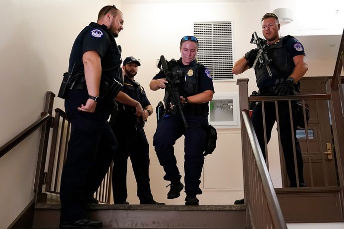 Agenten doorzoeken de gangen van het Dirksen Senate Office Building.