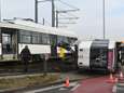 Tram belandt op zijn zij vlak naast oprit E313, drie passagiers en chauffeur lichtgewond