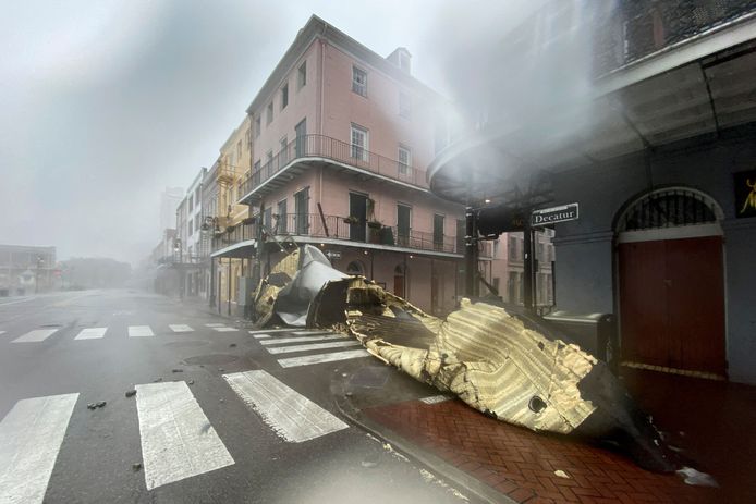 Een stuk dak is van een gebouw gerukt en ligt op straat in New Orleans.