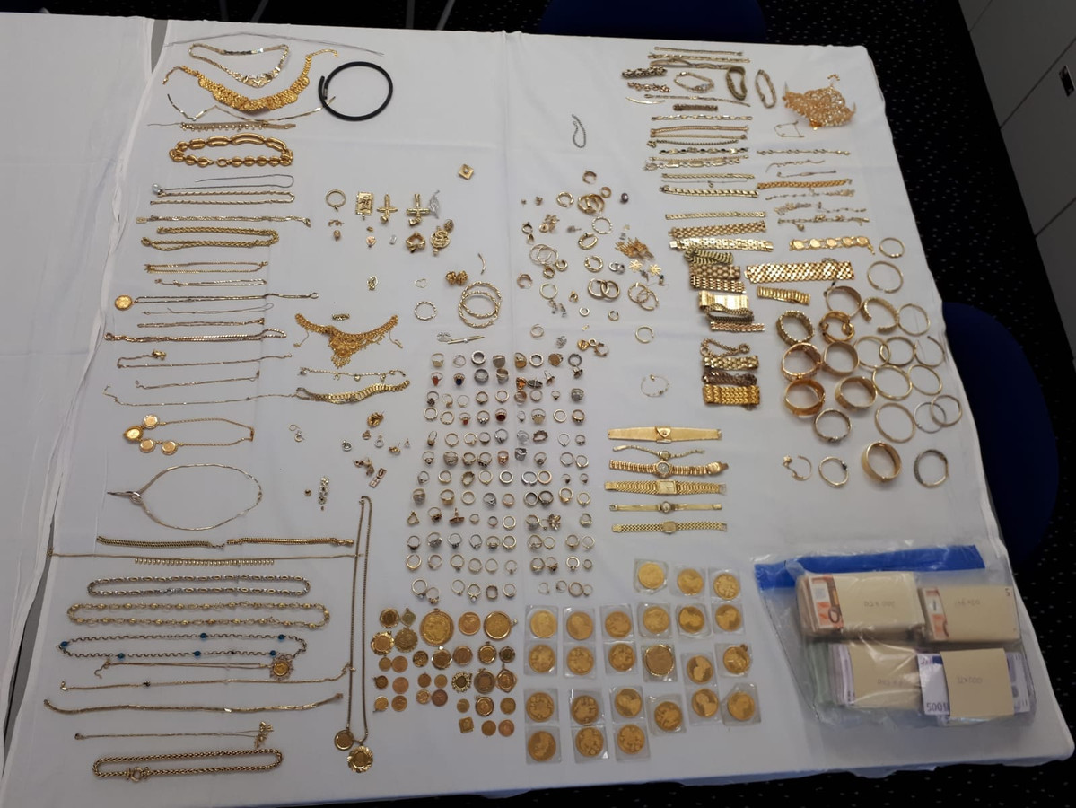 Inspecteren Gevoelig voor Ongelijkheid Kilo's sieraden en dik twee ton cash in kluis gevonden | Foto | AD.nl