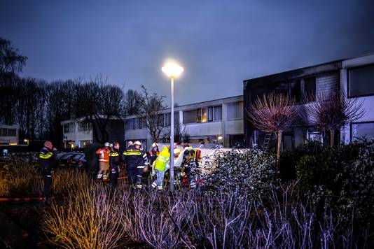 Hulpdiensten bij een woning aan de Laan van de Marel in Emmen waar bij een brand twee kinderen zijn omgekomen.