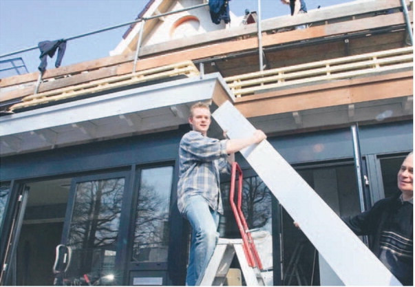 Timmeren aan IJssalon Rozeboom | Foto | destentor.nl