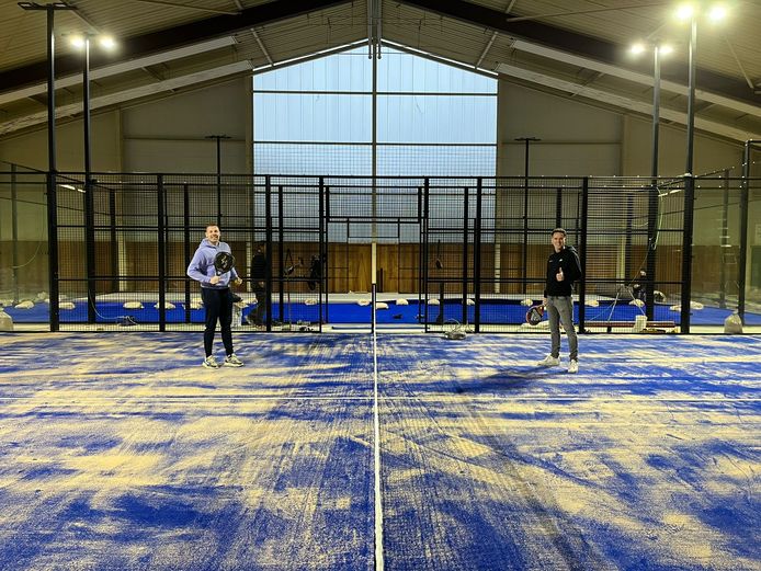 Hidde van Ree (rechts) en Chieljan Nijman in de padelhal in Dinxperlo.