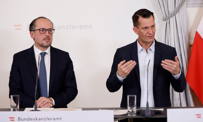 Kanselier Alexander Schallenberg (links) en minster van Volksgezondheid Wolfgang Mueckstein lichten de besluiten toe op een persconferentie.