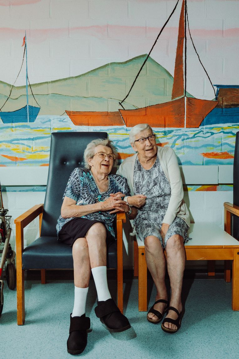 Vriendinnen Jeanne De Cock en Lucy Moens aan de babbel in het rusthuis in Lebbeke.  Beeld Illias Teirlinck