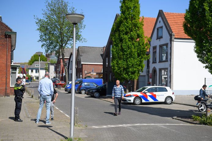 Een handjevol mensen bij de moskee aan de Atjehstraat, waar vrijdagmiddag voor het eerst de oproep tot gebed, de azan te horen was.