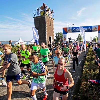 Over de vestingen, door de polders en dan de oude dorpskern bij Vestingloop Willemstad