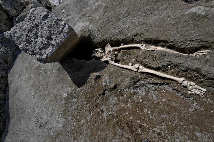 Op de plaats van 's mans hoofd rust een 300 kilo zwaar stuk steen