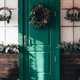 Handig: zo hang je een kerstkrans aan de (voor)deur