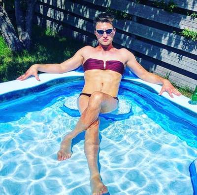 Jan Versteegh poedelt in bikini en Martijn zit op de love boat