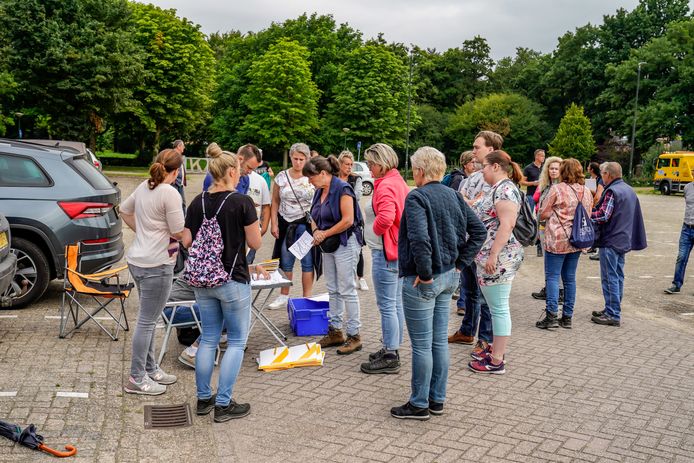 Het Veteranen Search Team zoekt met zeker tachtig mensen naar de vermiste Bert de Laat (69) uit Made.