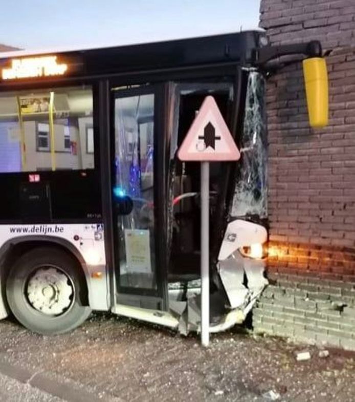 Door het ongeval met een bestelwagen op het kruispunt van Schoolstraat, Marktweg en Eersbekeweg in Goeferdinge belandde een Lijnbus tegen de hoek van een bijgebouw in aanbouw.