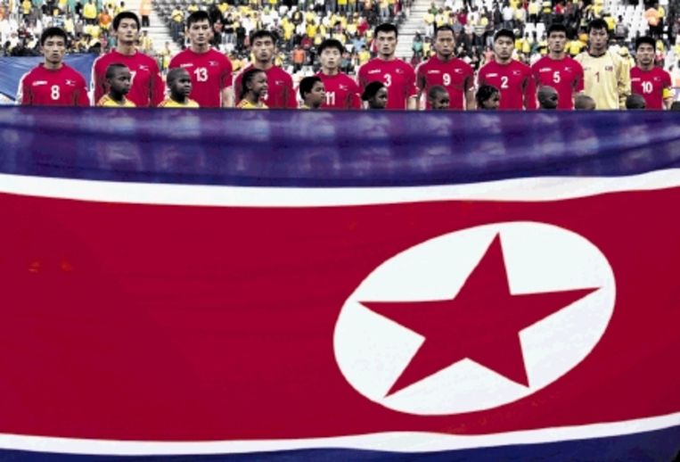 Als Ã©Ã©n man achter de Noord-Koreaanse vlag, vlak voor de laatste nederlaag, tegen Ivoorkust. (FOTO'S EPA ) Beeld 