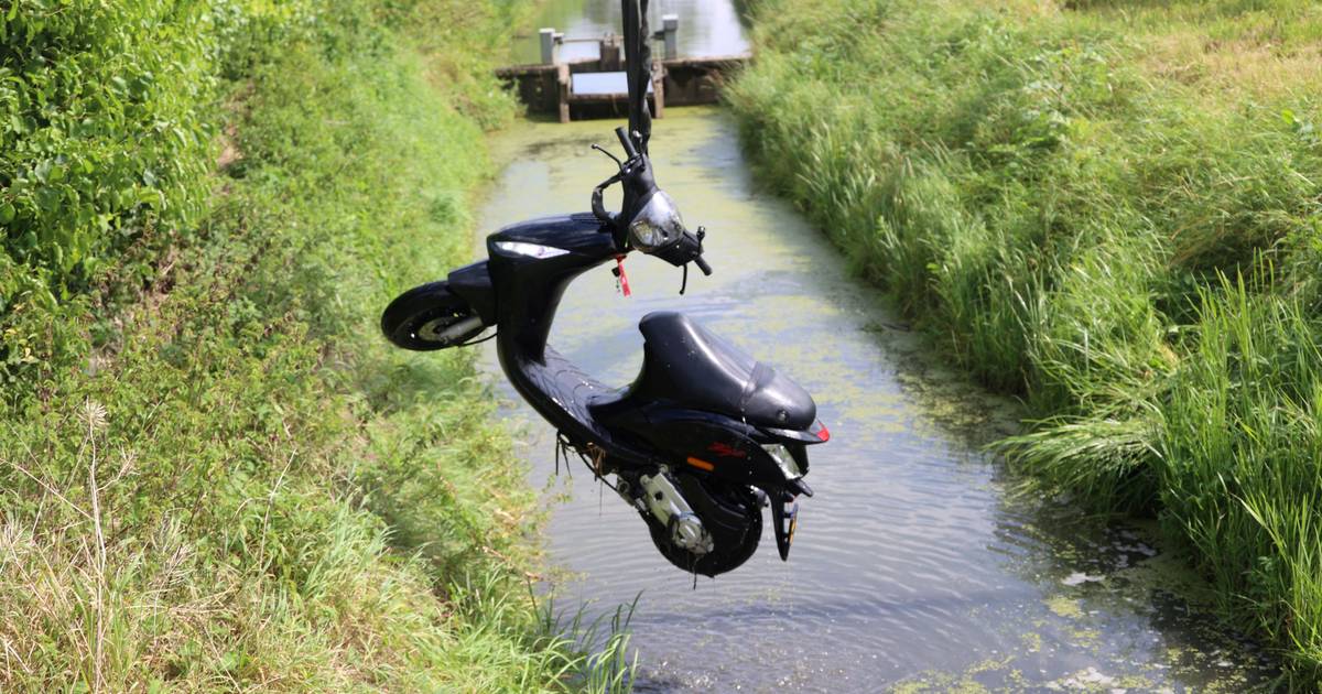 Scooter in de sloot na ongeval op Kreugerstraat in Deil | West Betuwe
