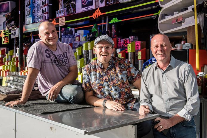 Foorkramer Patrick Dehoux, raadslid Steven Dewitte en schepen José Debels.