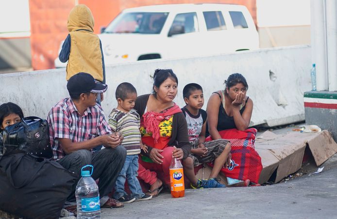 Migranten wachten aan de grens in Tijuana (Mexico)