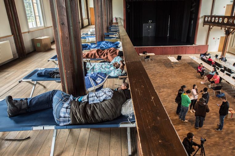 Vluchtelingen worden in Rottenburg am Neckar opgevangen in een hal die normaal gesproken wordt gebruikt voor feesten. Beeld epa