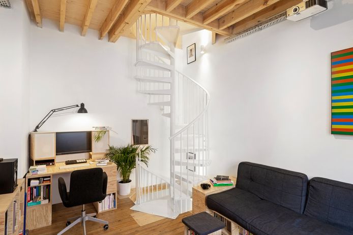 Un espace bureau a été aménagé dans le salon au premier étage.