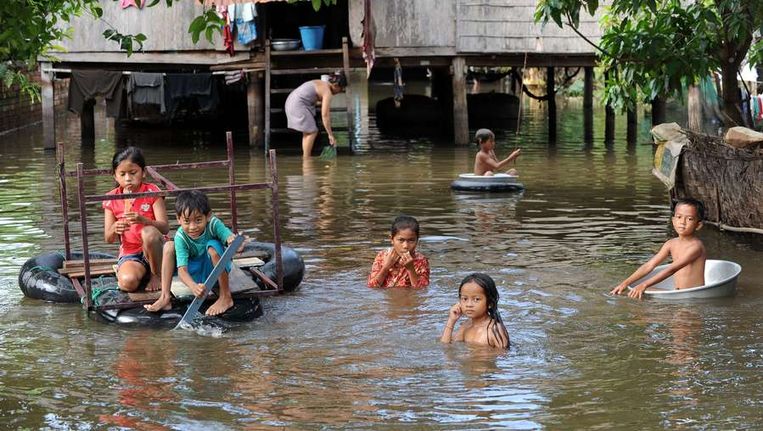 Thai moeten vrij nemen, nu de overstromingen nog steeds het publieke leven lam leggen. Beeld afp