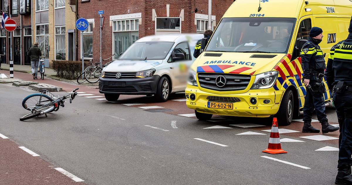 Fietsster raakt gewond aan been bij botsing met auto in Tilburg, wilde Besterdring oversteken.