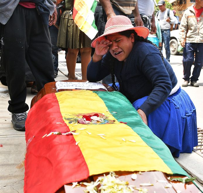 Een vrouw huilt bij de doodskist van een van de slachtoffers van de schermutselingen in Cochabamba op 16 november.