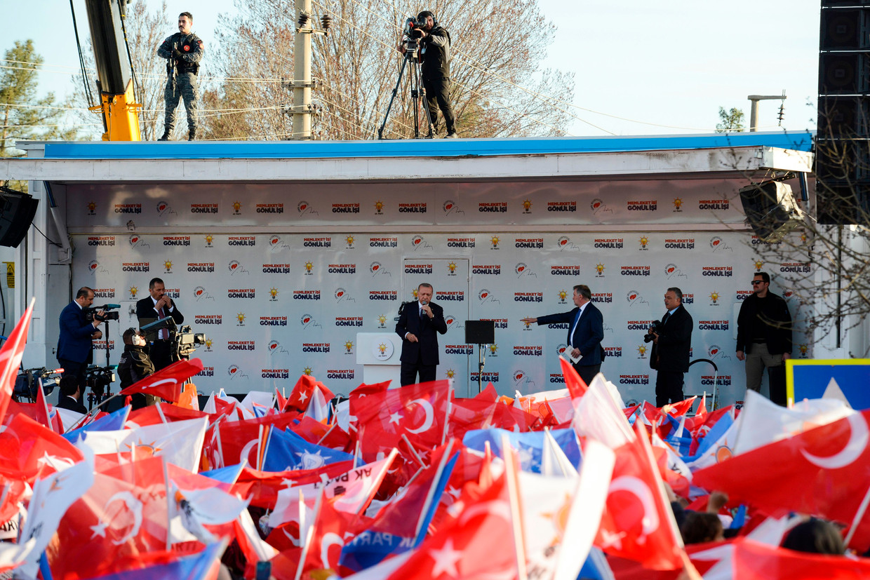 President Erdogan spreekt op een campagnebijeenkomst van de AK-partij in Diyarbakir. Beeld AFP