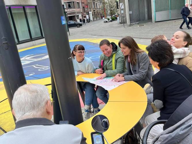 Stad plaatst leeftijdsvriendelijke en toegankelijke picknickbank op de Hopmarkt