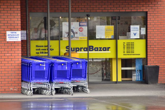 De West-Vlaamse familie Vanhalst, zaakvoerders van winkelketen Supra Bazar, maakt het voorwerp uit van een gerechtelijk onderzoek naar fraude. Foto van de hoofdvestiging van de winkel in Gullegem.