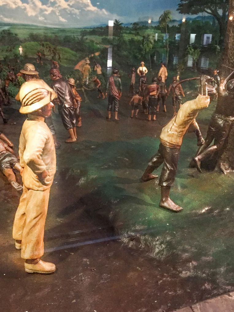 De koloniaal kijkt toe hoe een Indonesiër wordt gegeseld. Beeld 