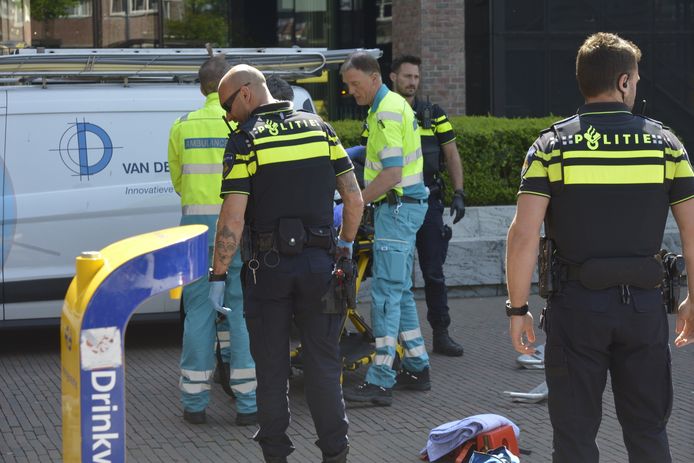 Een man is donderdagmiddag rond 14.00 uur van een railing gevallen aan de Gravinnen van Nassauboulevard in Breda.