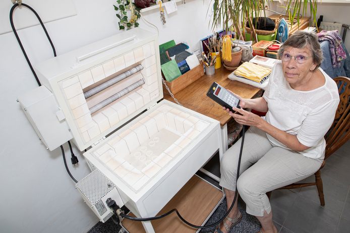 Yvonne Brandt (75) uit Holten biedt haar op maat gemaakte glasoven aan.