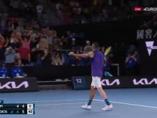 Kyrgios réalise un ace sur un service à la cuillère, Thiem l’emporte en cinq sets