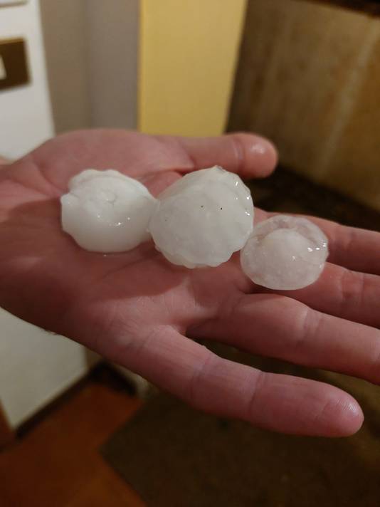 Hagelstenen ter grootte van pingpongballen, schrijft Kevin Hamelinck bij de foto's van de hagel die rond 23 uur tijdens een vijf minuten durende hagelbui in de regio Verona viel.