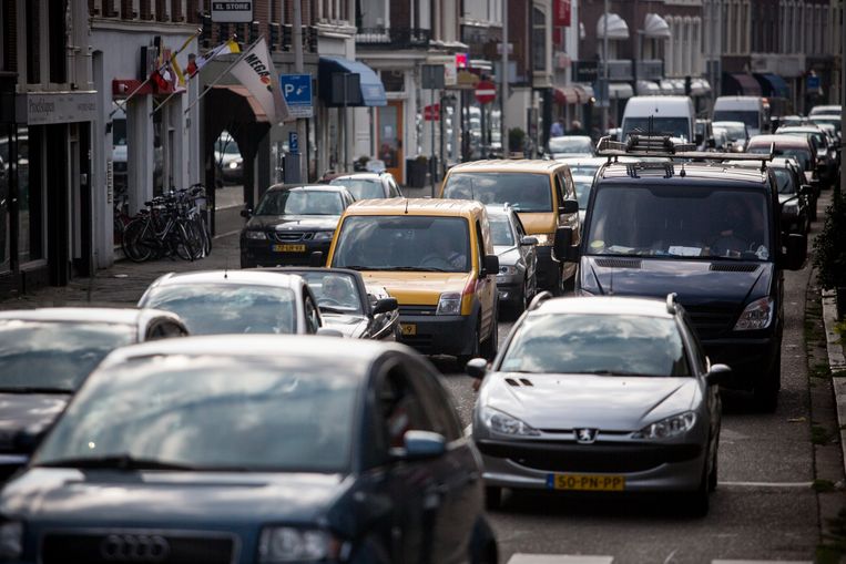 Verkeersdrukte in de Javastraat in Den Haag, een van de meest vervuilde straten van Nederland. Beeld Julius Schrank