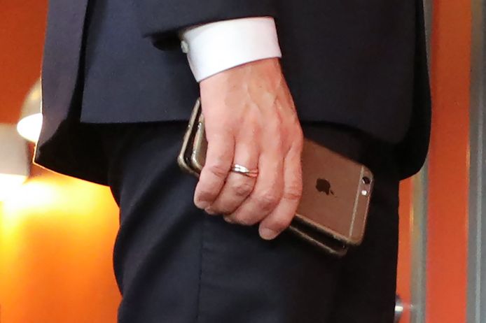 Emmanuel Macron et ses téléphones portables.
