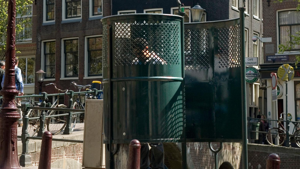 Amsterdams urinoir aan het Oude Kerkplein. Beeld anp