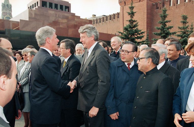 Premier Wim Kok schudt president Bill Clinton de hand in Moskou in 1995.  Beeld AP