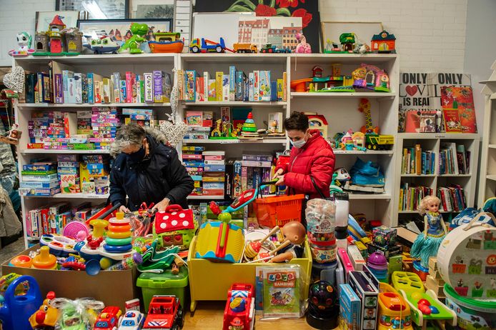 Ouders/verzorgders met een kleine beurs kunnen gratis speelgoed komen uitzoeken voor Sinterklaas in de weggeefwinkel.
