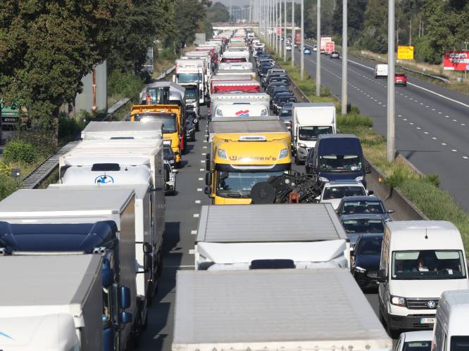 Uur file op E40 richting Brussel door ongeval in Drongen: rechter- en middenrijstrook versperd