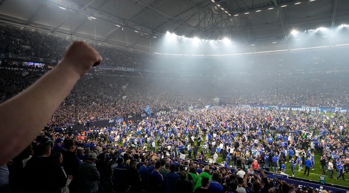 Ongeveer 2000 supporters van Schalke 04 liepen na de match het veld op