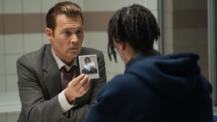 Johnny Depp kruipt in de huid van Russel Pool, een detective van het Los Angeles Police Department die bijna twintig jaar van zijn leven wijdt aan het oplossen van de moord op rapper Notorious B.I.G., in City of Lies.