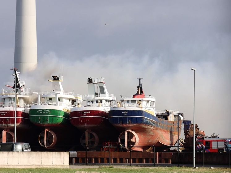 Veel rook bij brand op oude viskotter in Kampen